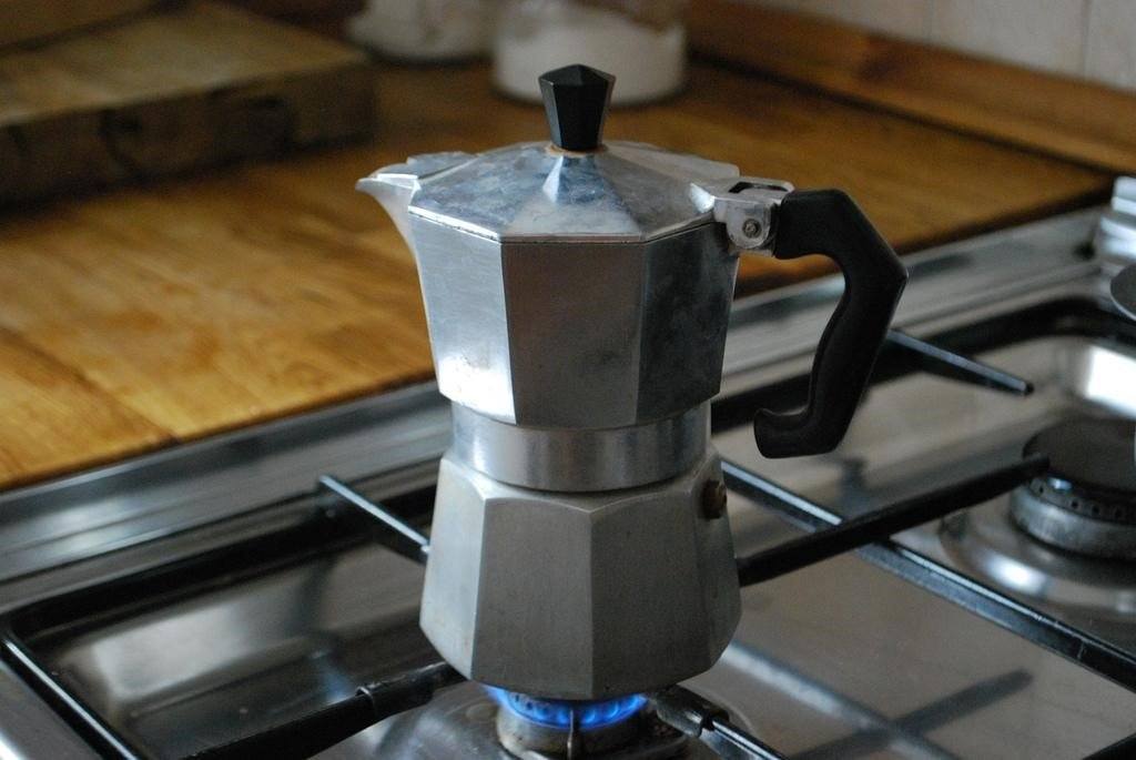 Percolator vs Moka Pot: What's the Difference & What Makes Better Coff –  LuxHaus