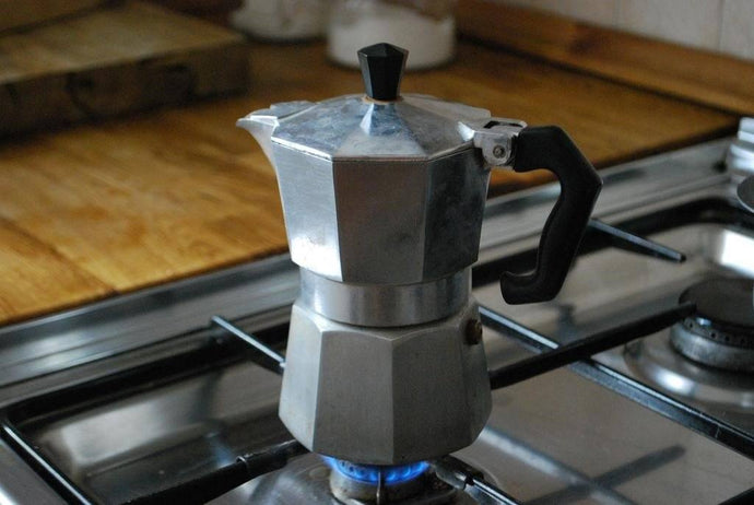 https://www.javapresse.com/cdn/shop/articles/moka_pots_vs_percolators_cf2abcf5-bb2c-4828-bc91-63c53c1ffdb8_345x@2x.jpg?v=1565201694